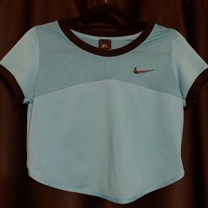 Cropped Nike shirt